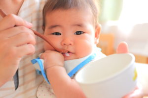 おかゆを食べる赤ちゃん