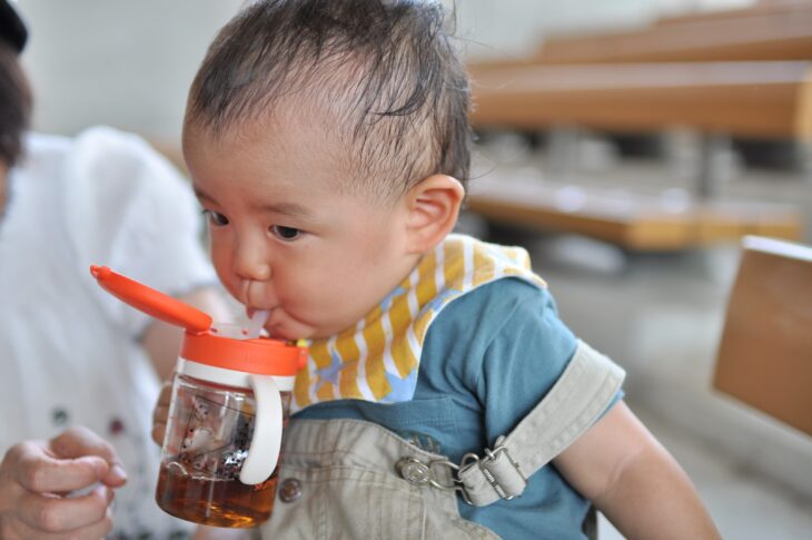 赤ちゃんに麦茶はいつから？