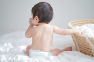 赤ちゃんのオムツのサイズアップ目安は？漏れ・跡がついたら変え時＆メーカー比較